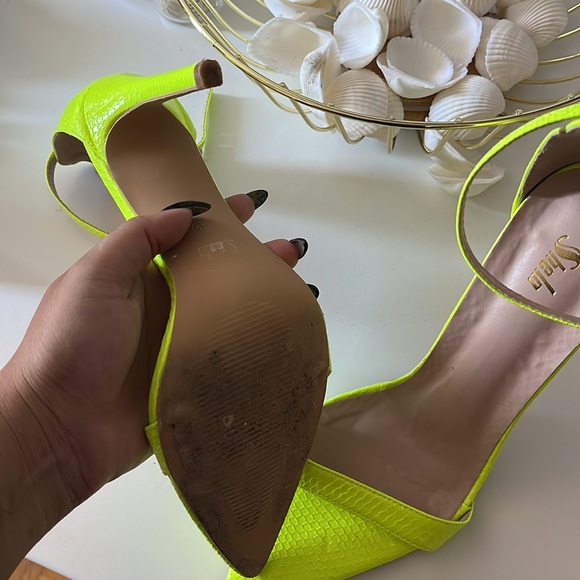 Neon green heels size 9 - Picture 2 of 3